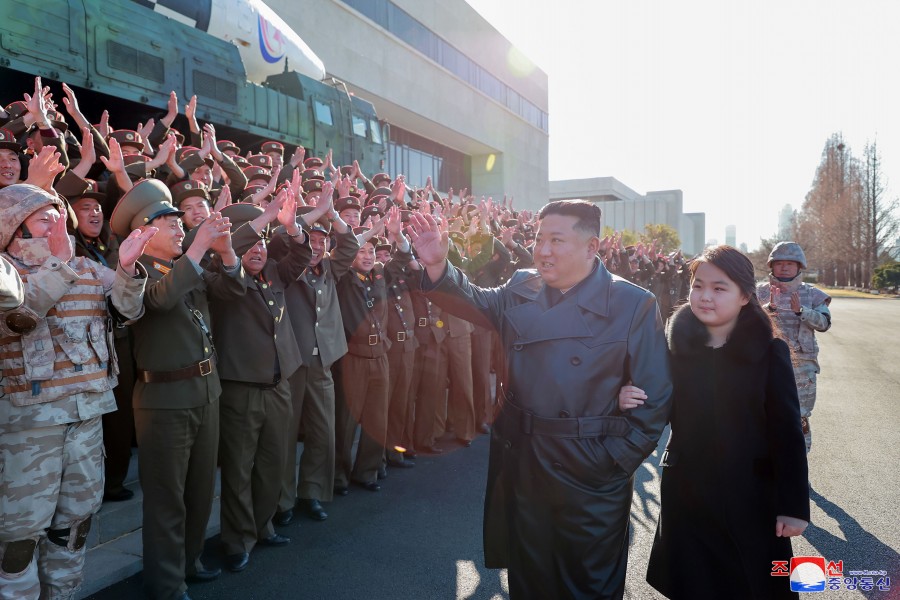 金正恩攜著二女兒金朱愛會見18日試射「火星-17型」（Hwasong-17）洲際彈道飛彈有功的軍人、科學家，一行人而後合影留念。 圖：擷自朝中社
