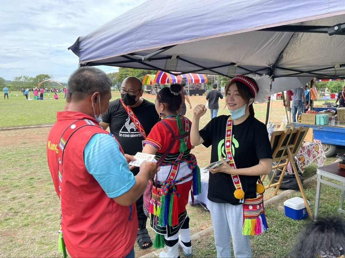 此前表態退選，但仍當選花蓮縣富里鄉鄉長的張容榕(右)。 圖：翻攝自張容榕臉書