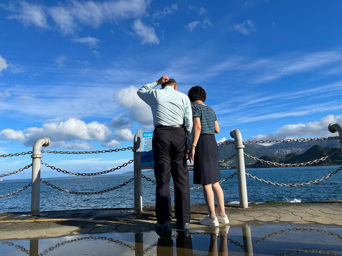 民眾黨主席、台北市長柯文哲今日帶妻子陳佩琪到基隆小旅行。 圖:翻攝自柯文哲臉書