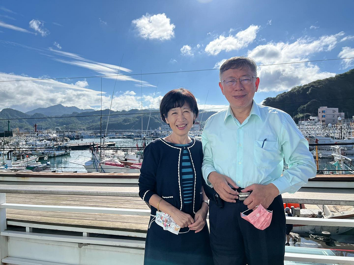 民眾黨主席、台北市長柯文哲今日帶妻子陳佩琪到基隆小旅行。 圖:翻攝自柯文哲臉書