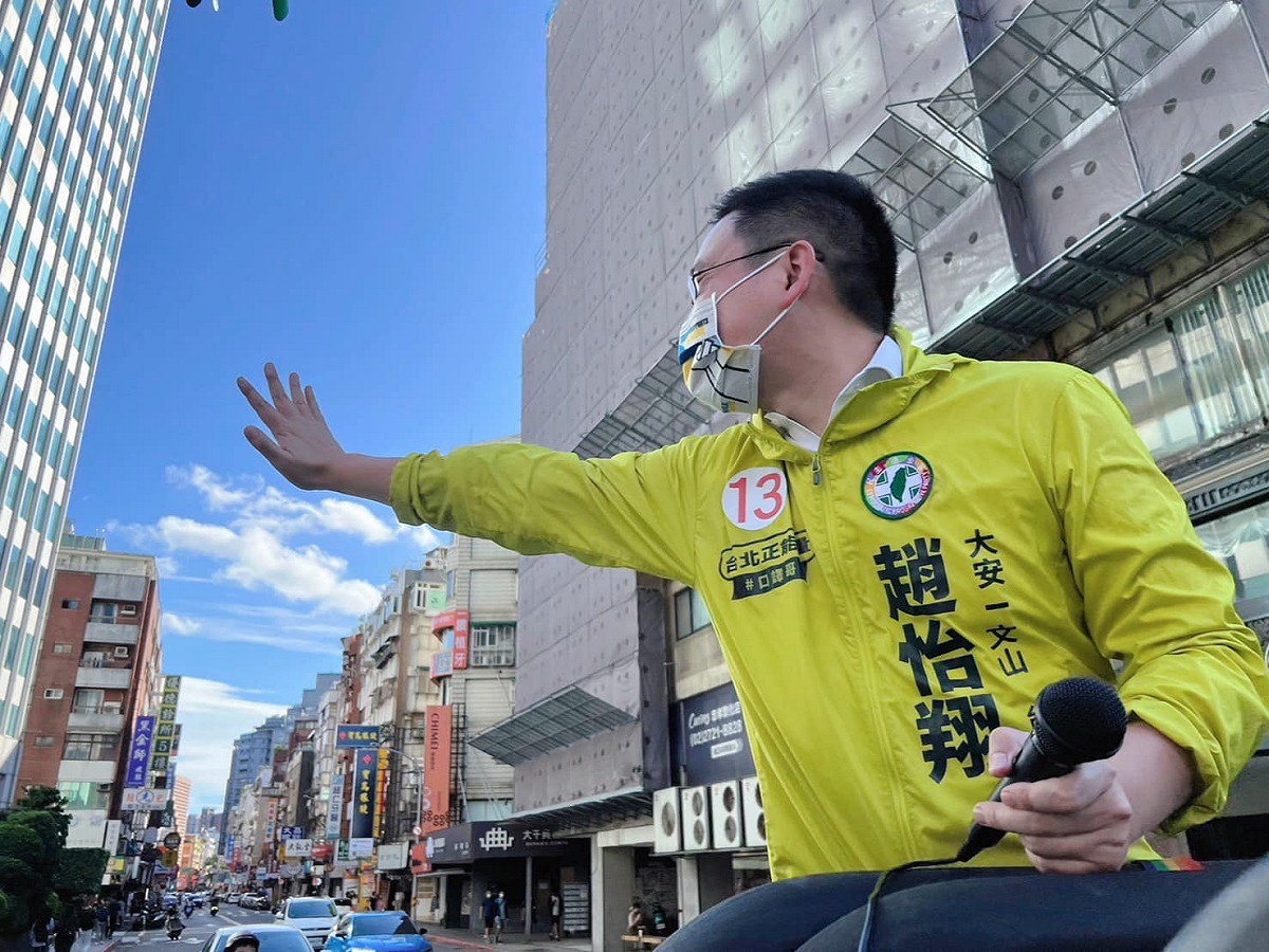 總統參選人賴清德競辦發言人趙怡翔指出，想當總統的郭台銘在廣告上說這篇文章是要提供台灣公民「細讀深思」，但內容問題很多、中英版本內文不同，郭台銘想欺騙台灣人民沒這麼簡單。 圖：翻攝自趙怡翔臉書（資料照）。