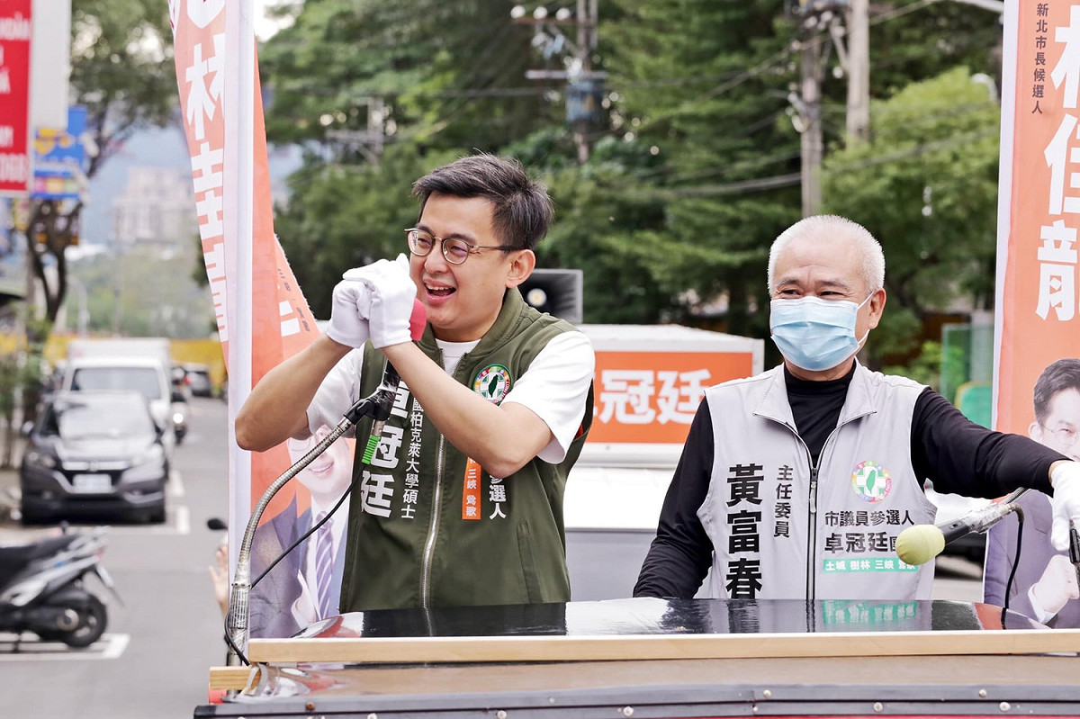 前交通部長林佳龍的子弟兵卓冠廷，雖母雞大敗，但順利當選土樹三鶯議員。 圖:翻攝自卓冠廷臉書