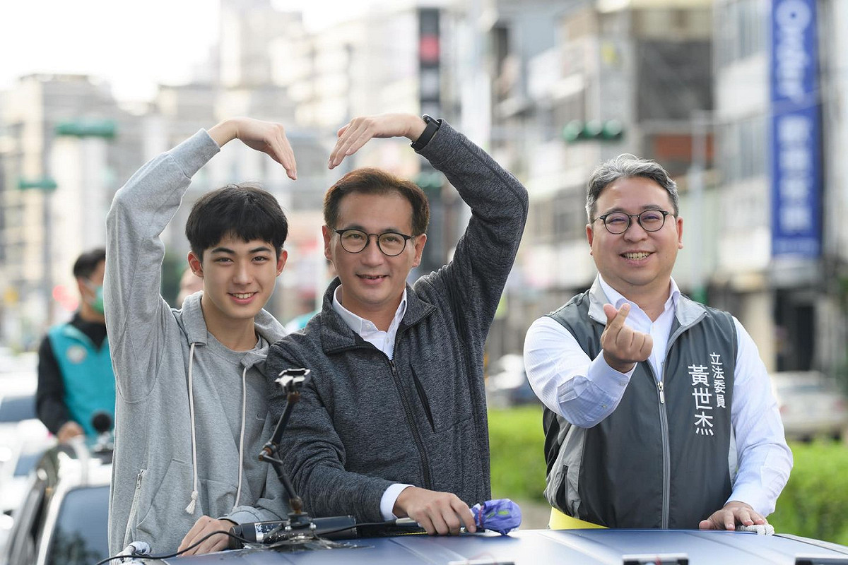 立委鄭運鵬挑戰桃園市長寶座失利，27日在兒子陪同下掃街謝票。 圖：翻攝鄭運鵬臉書(資料照片)