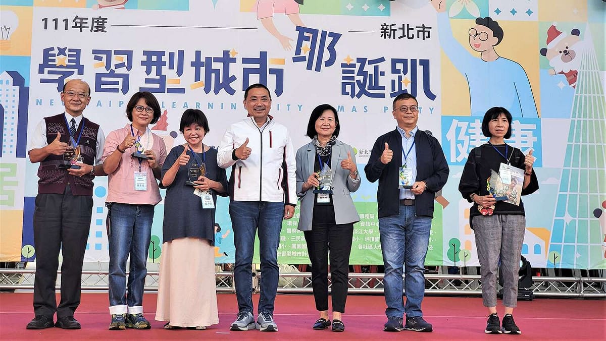 侯友宜（右4）頒發終身學習楷模及社教貢獻獎。 圖：新北市教育局提供