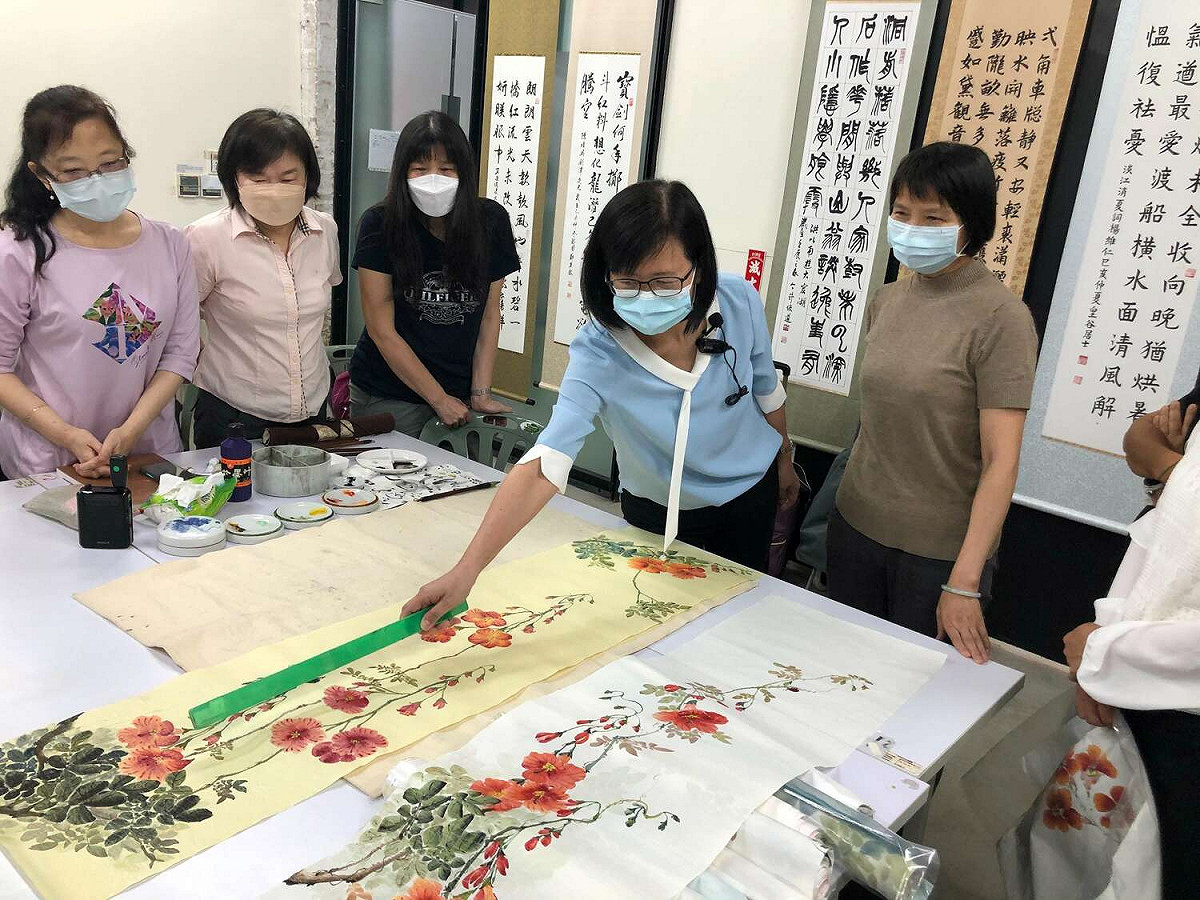 終身學習楷模許素娥（左四）從家庭主婦成為社大學員、進一步攻讀台藝大在職專班及碩士班。 圖：新北市教育局提供