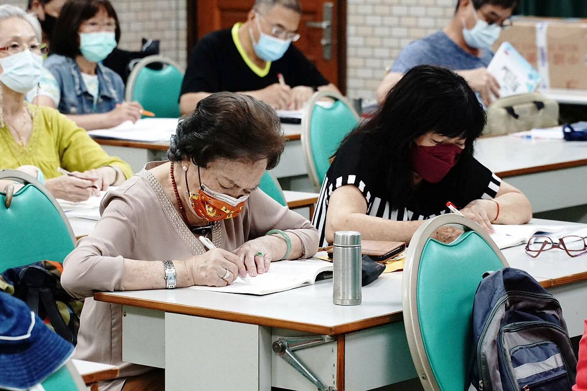 終身學習楷模得主張素娥（左）已89歲，突破高齡學習障礙，積極學習日文。 圖：新北市教育局提供