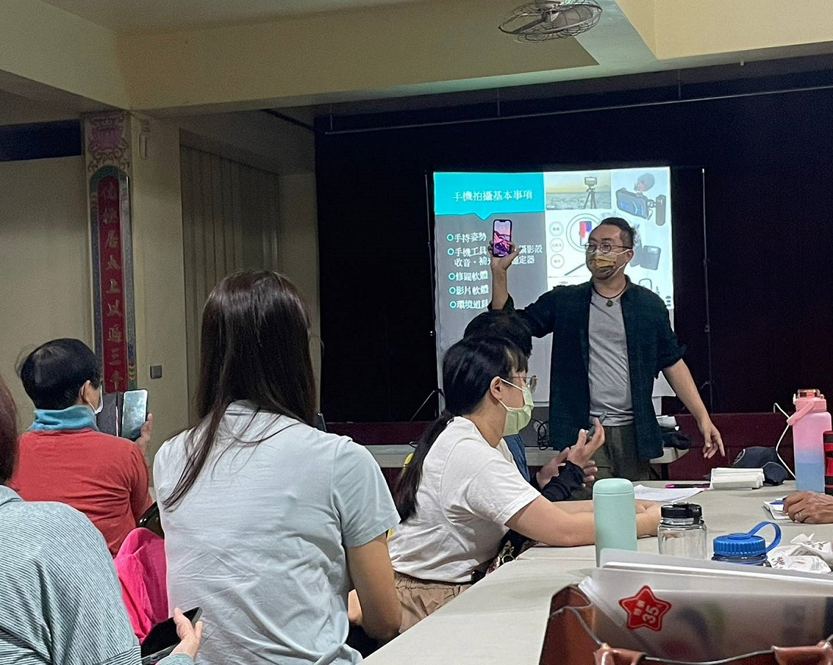 淡水區學習城市計畫，開辦「後疫情淡水商圈的重生」課程，帶領商家數位轉型。 圖：新北市教育局提供