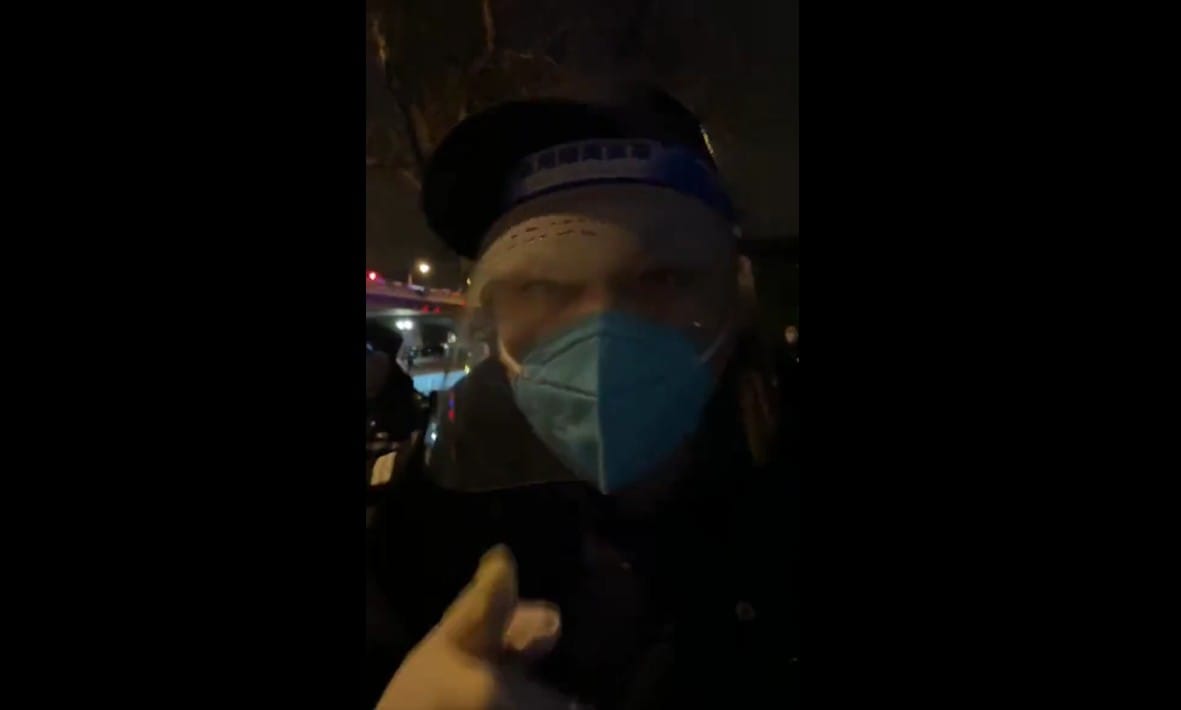 暴力驅趕示威民眾的警察警告不要拍攝他的臉。 圖：翻攝推特