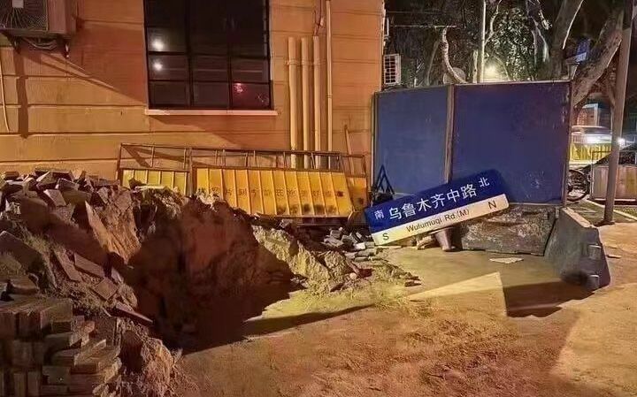 (影)上海人聚｢烏魯木齊中路｣抗議新疆10死火警 當局直接把路牌拆了!