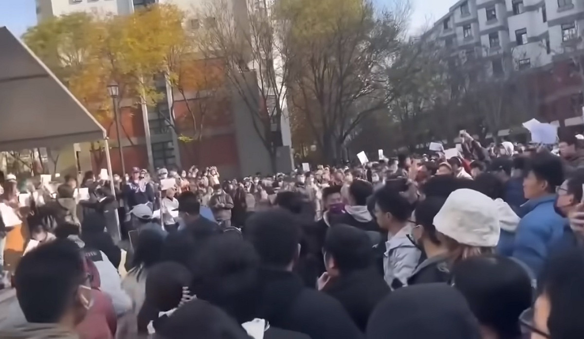新疆烏魯木齊大火燒出中國各地大學白紙革命抗議浪潮。 圖：翻攝自推特(資料照)