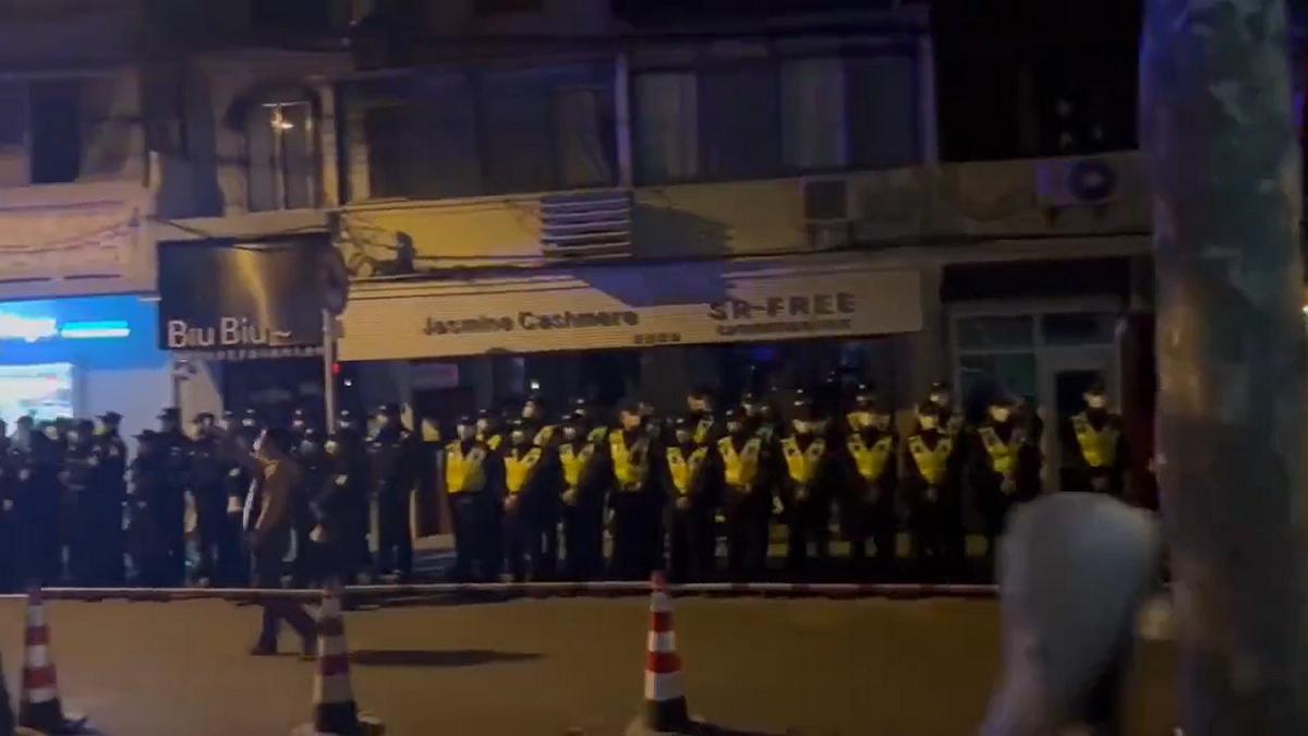 民眾陸續在烏魯木齊中路集結，而罕見的是，中共沒有動用武力鎮壓，前來的警察只是並排站著。 圖: 翻攝自@realEmperorPooh 推特