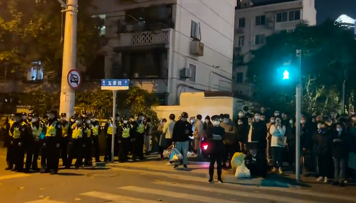 中國上海五原路 27 日晚間群眾聚集抗議，群眾齊聲高喊：不要領袖要選票、不要奴才要公民、罷課罷工罷免獨裁國賊習近平。 圖: 翻攝自@ax111006 推特