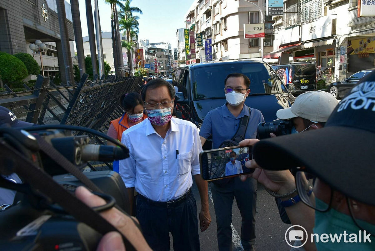 蘇清泉(左)在重重拒馬前下車步入法院。 圖：孫家銘/攝