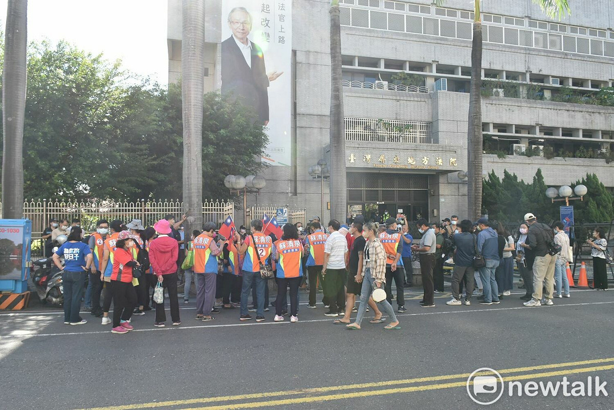 屏東地院外聚集二十多位民眾聲援蘇清泉。 圖：孫家銘/攝