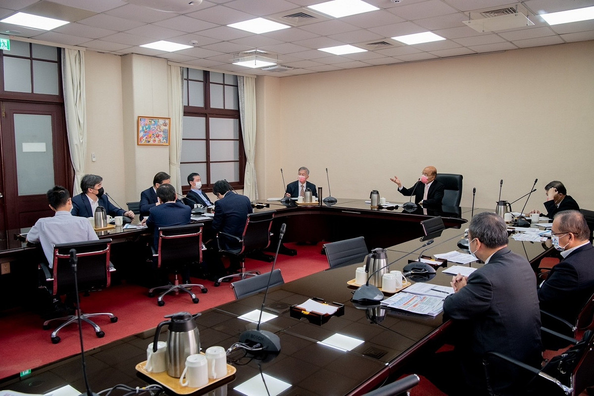 行政院長蘇貞昌今（28）日上午11時召開擴大防疫會議，討論包括室外口罩令、逐桌敬酒限制以及入境人數管制等措施的解除。 圖：行政院提供