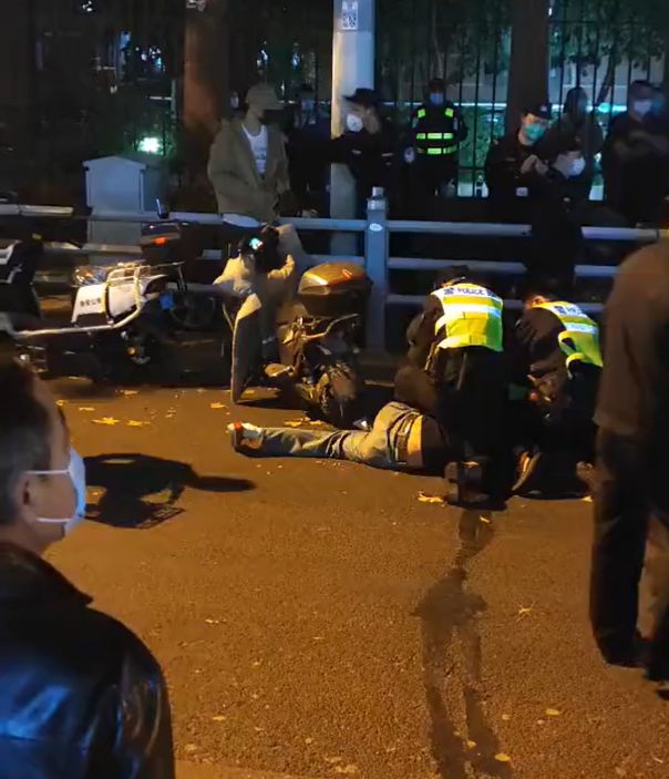 烏魯木齊中路抗議民眾遭到警方壓制，隨後被押上警車。 圖: 翻攝自李老師不是你老師推特