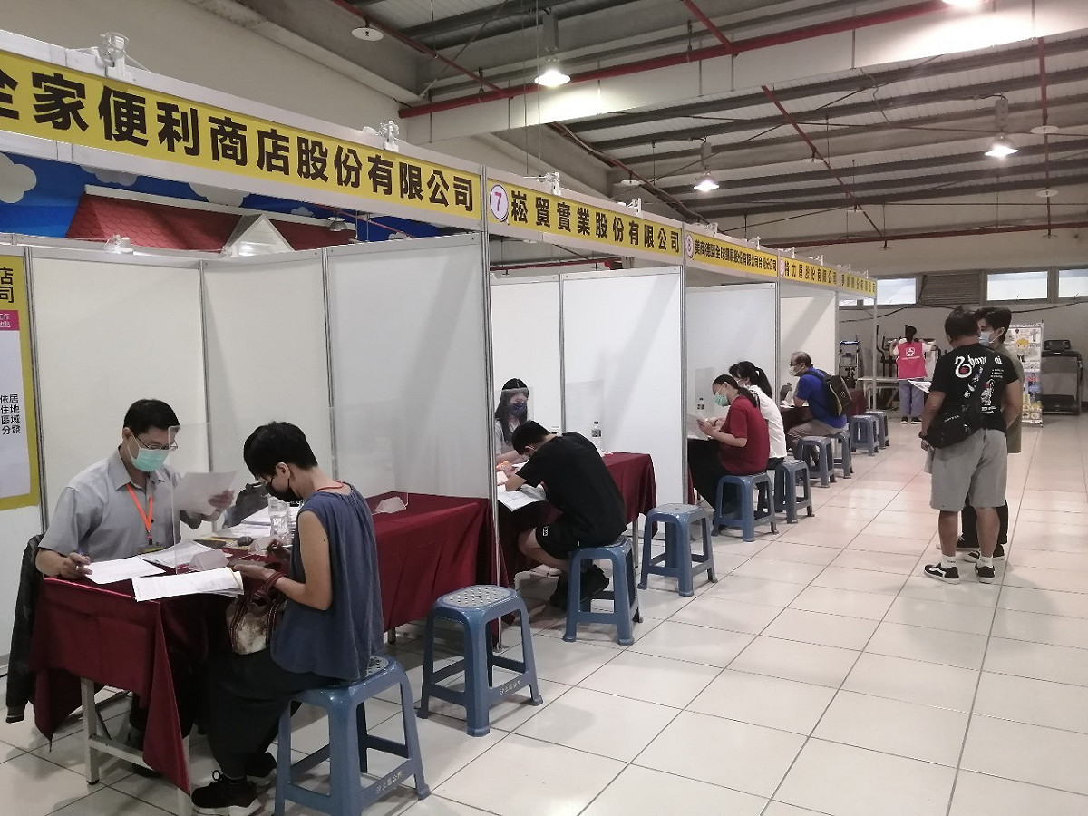 新北週週有徵才，29日在板橋區公所，邀20家廠商釋1300工作機會。 圖：新北市就服處/提供