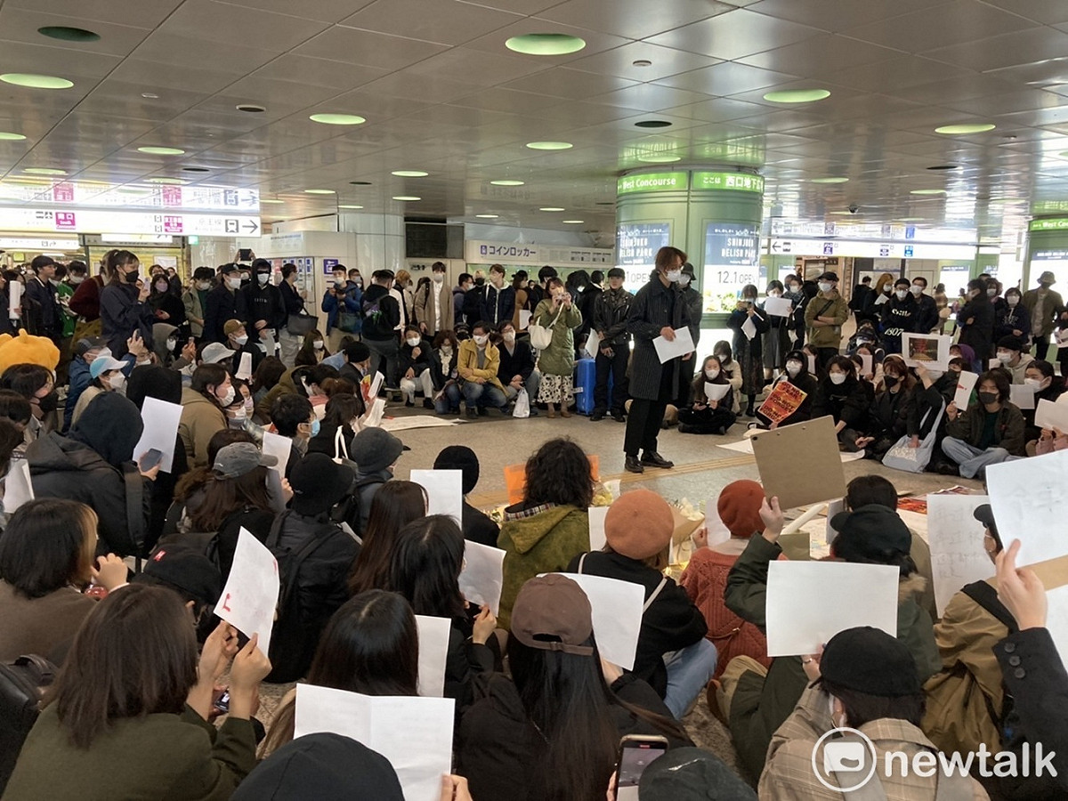 東京新宿西口地下廣場27日7點起前後有數百人參加反習反中共抗議集會，在日本是絕無僅有。 圖：劉黎兒攝