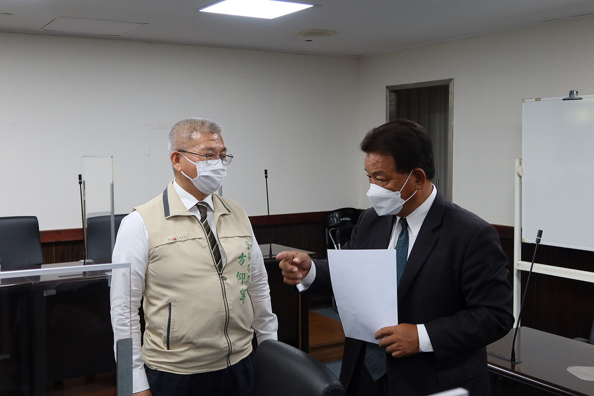 台南市學甲區發生一間公司及議員候選人競選總部被連開88槍案件，震驚社會，警方至今仍未偵破。台南市議長郭信良今日舉行記者會，邀請台南市警察局長方仰寧列席說明，並請警方盡快破案，讓市民知道真相。 圖：黃博郎／攝