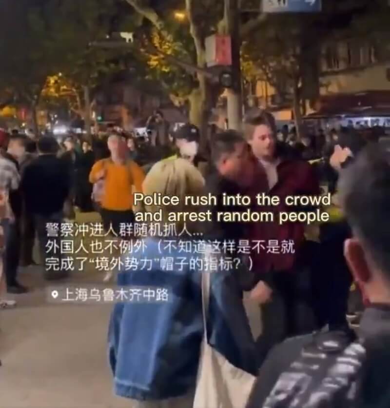 BBC記者勞倫斯27日在上海採訪反封控示威時遭中國警察逮捕與毆打。 圖：翻攝推特