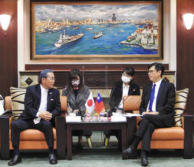 陳其邁(右一)和歌山市議員遠藤(左一)。 圖：高雄市政府/提供