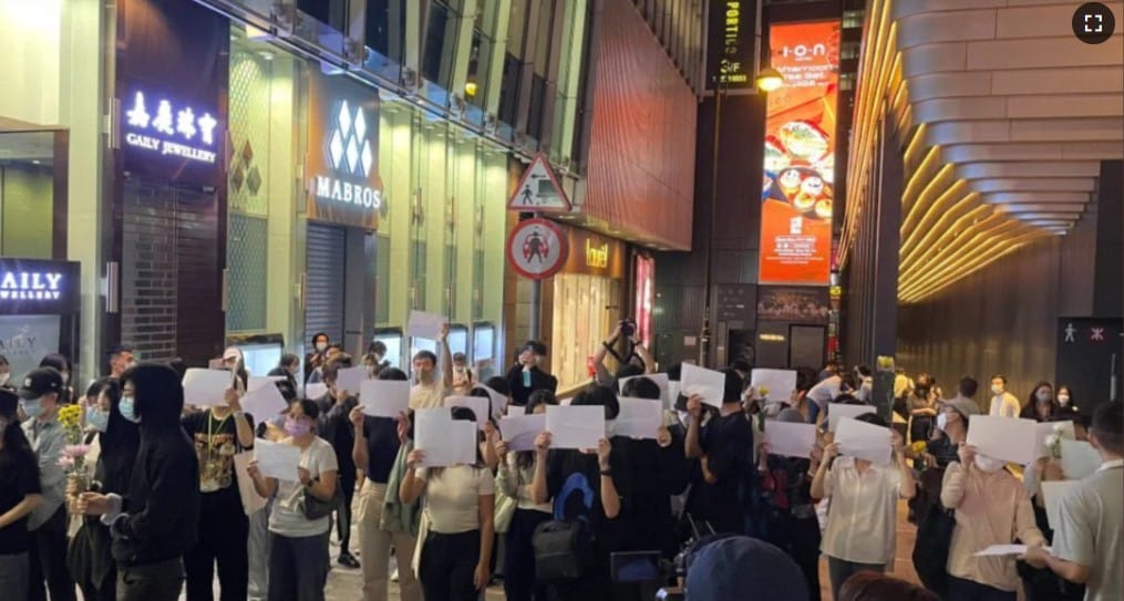 香港中環商業區鬧區28日晚上出現白紙抗議行動。 圖：翻攝流亡英國香港工運人士蒙兆達推特