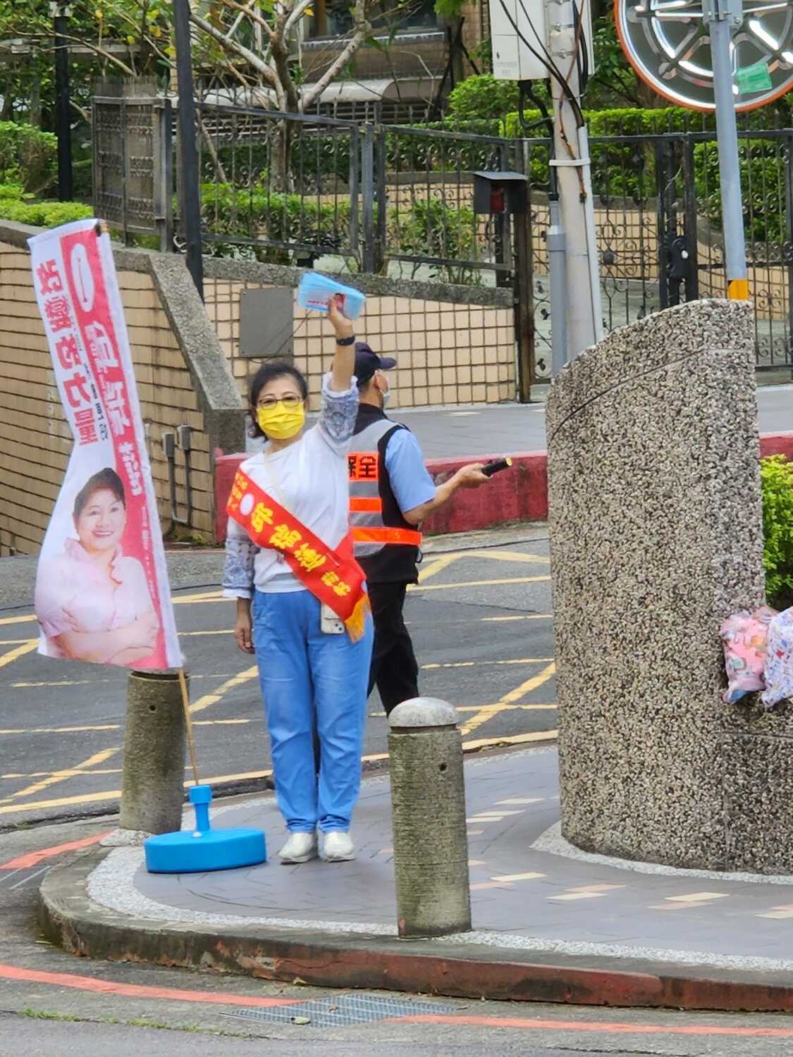 台北市內湖區清白里里長候選人邱瑞蓮（前）雖然落選，仍被查出涉嫌以中國製快篩試劑方式賄選，偵結後以涉犯《反滲透法》、《選罷法》等起訴。 圖：翻攝自清白里邱瑞蓮臉書