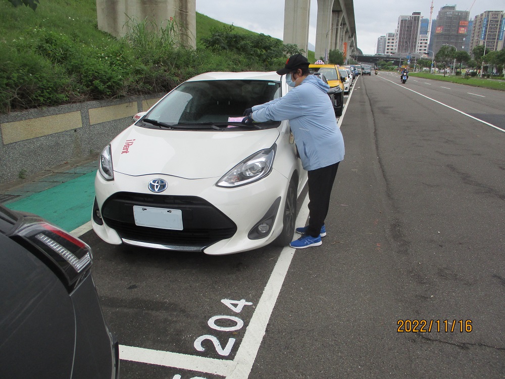 三重區疏洪東路1段開單相片。 圖：新北市交通局提供