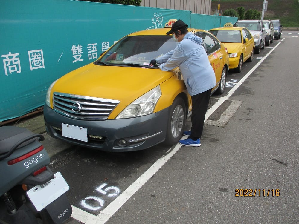 三重區朝陽街26巷開單相片。 圖：新北市交通局提供