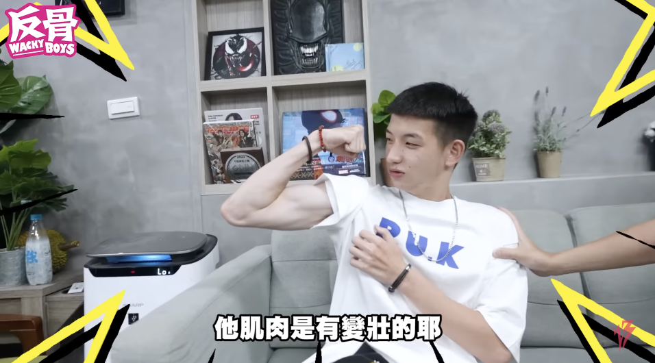 他表示自己不只學舞還有在健身，並秀出結實二頭肌。 圖：翻攝自反骨男孩YT頻道