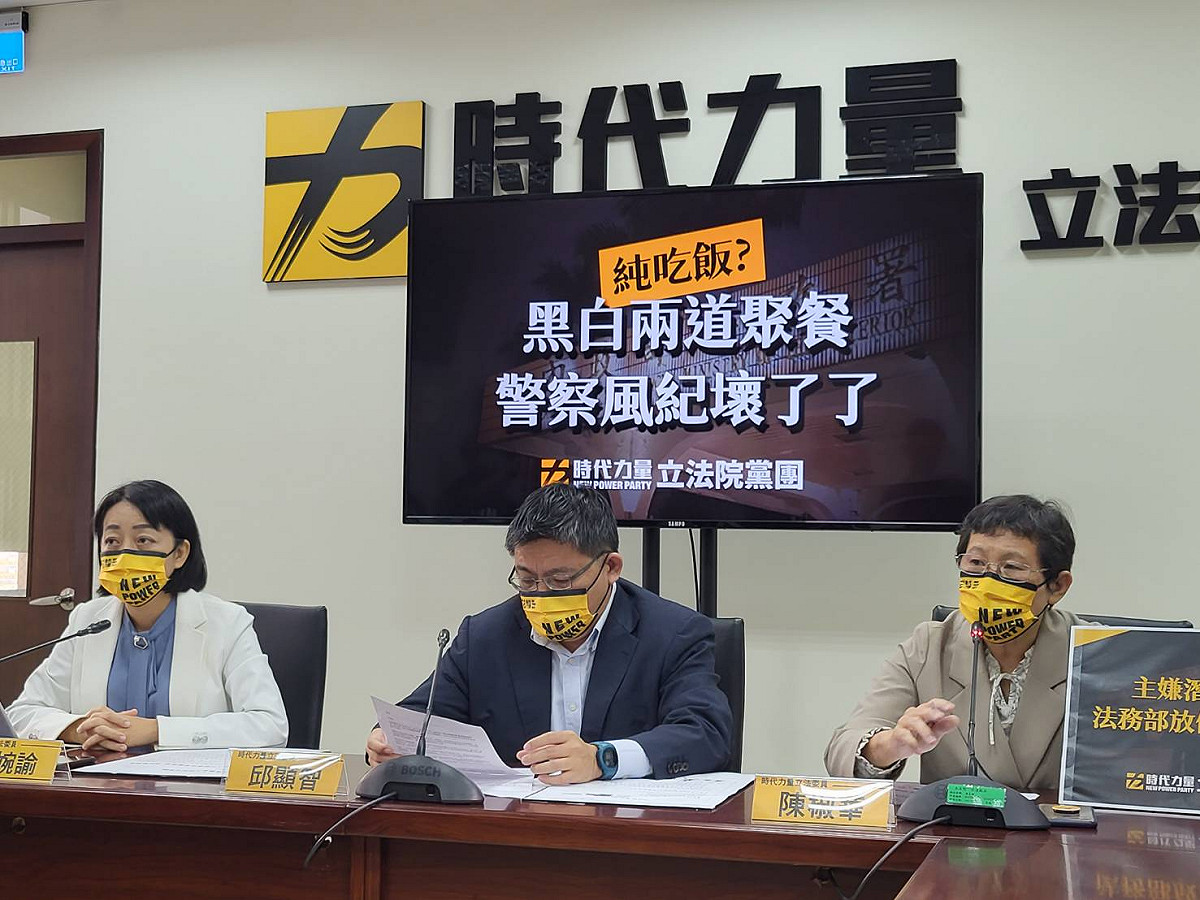 王婉諭、邱顯智昨天開記者會，呼籲決策委員應盡快改組後，3人今首度一起同開記者會。 圖:陳佩君/攝