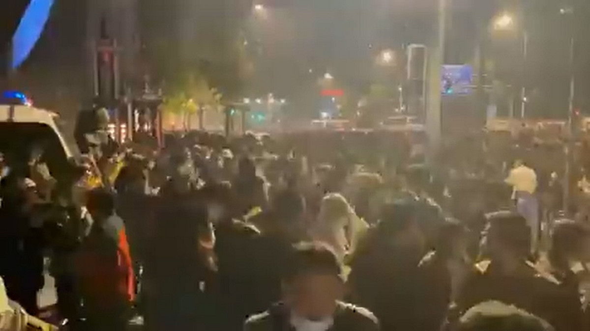 武漢警察驚傳朝民眾開槍，抗議群眾驚慌竄逃。 圖：翻攝推特