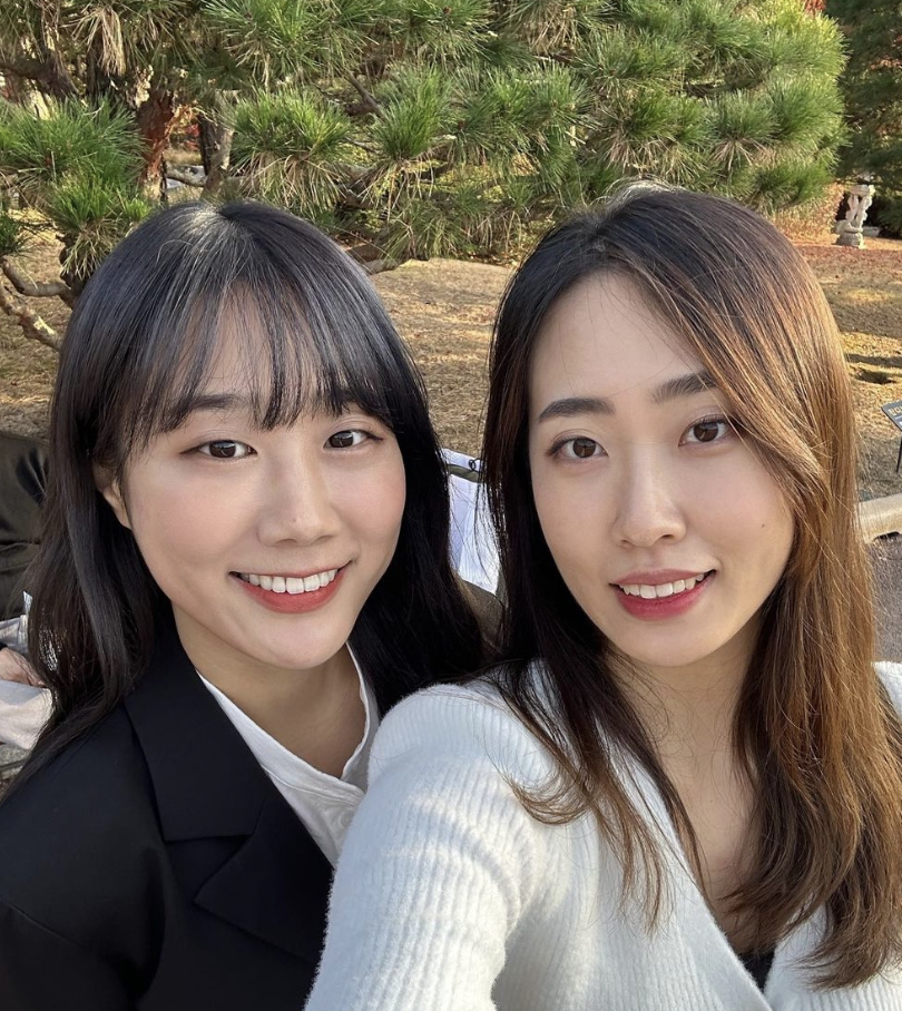 網紅金針菇近日快閃韓國旅遊，意外公開堂姐真面目網反應熱列。 圖：翻攝自金針菇IG