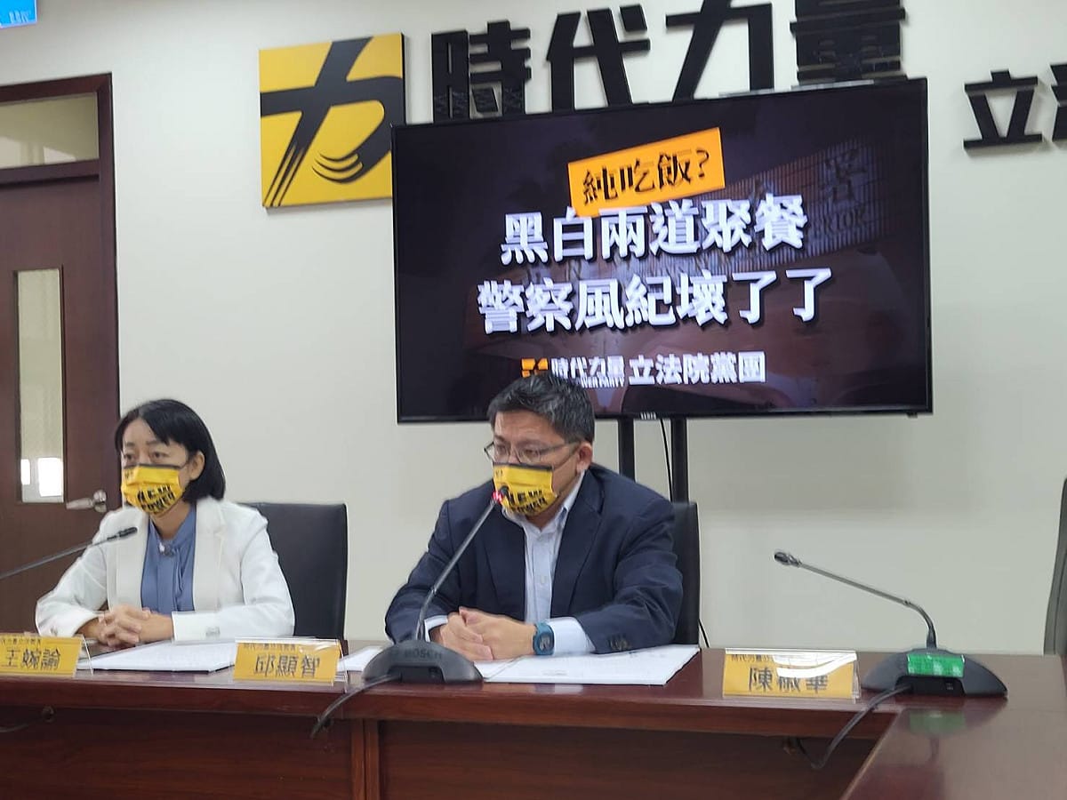 記者會未開完，陳椒華即離去。邱顯智則宣布，將投入2024選戰中，未來不會以無黨或脫黨參選。 圖：陳佩君／攝