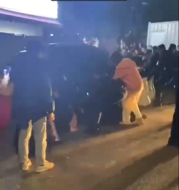 中國警方袒護檢測人員引起民眾不滿，爆發警民衝突。 圖：擷取自推特