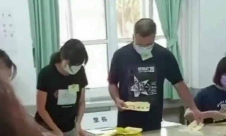 東港國小投開票所開票時只唱票不亮票遭到質疑。 圖：翻攝屏東人新聞臉書