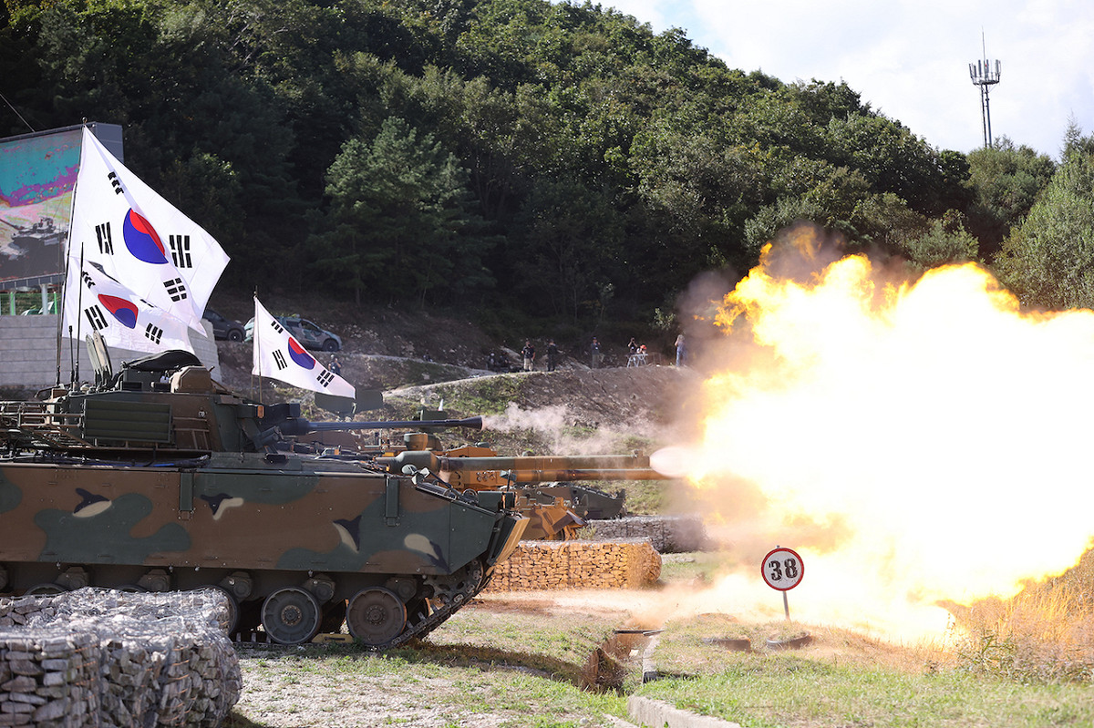 南韓國防博覽會，韓軍在訓練場進行實彈演習。 圖：翻攝自DX KOREA官網