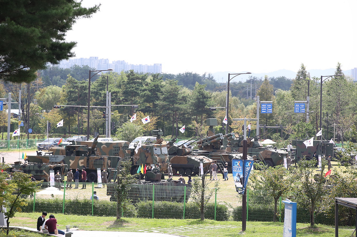 南韓國防博覽會，韓軍展出多機種戰車。 圖：翻攝自DX KOREA官網