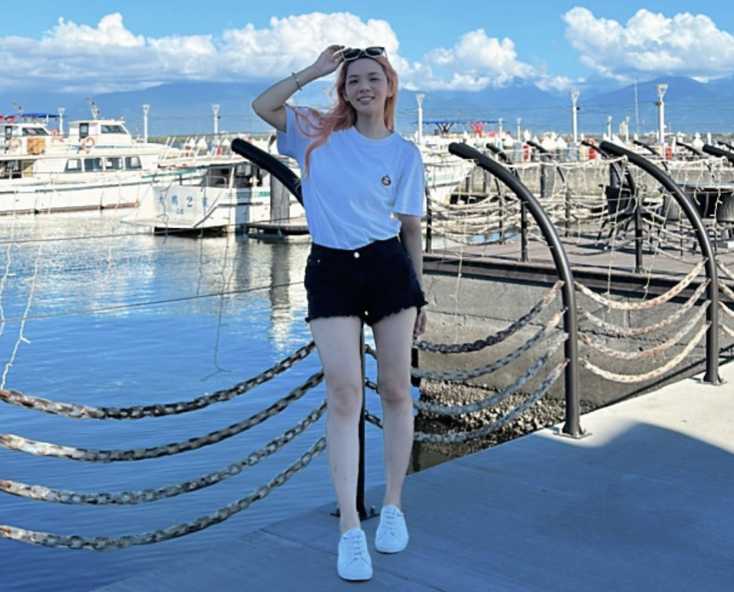 網紅滴妹曬出白皙長腿，竟遭哥哥嗆聲打臉。 圖：翻攝自滴妹IG