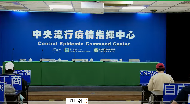 今日上午已完成交接的新任行政院院長陳建仁將視察指揮中心，屆時也有可能於會後受訪時一併公布「室內脫口罩」等相關鬆綁事宜。 圖：中央流行疫情指揮中心／提供