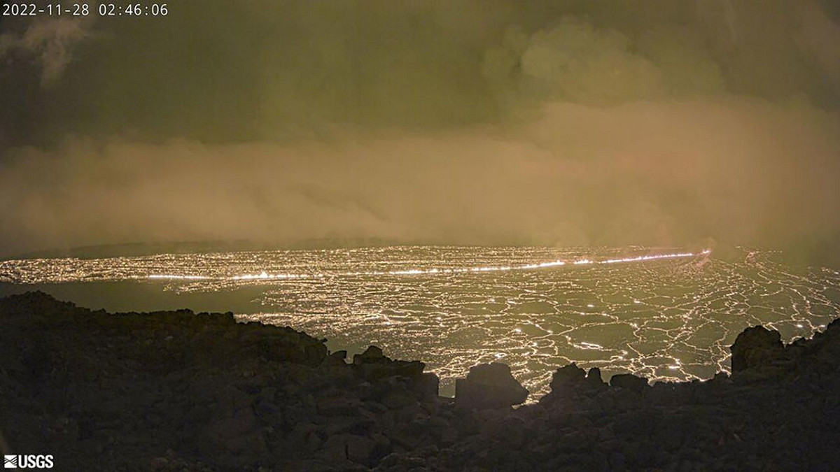 茂納洛亞火山自 27 日晚間開始噴發。 圖：翻攝自USGS
