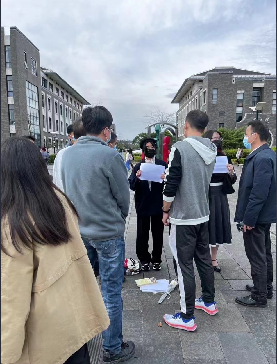 中國海洋大學有兩名學生拿白紙抗議，遭到校方關心。 圖: 翻攝自李老師不是你老師推特