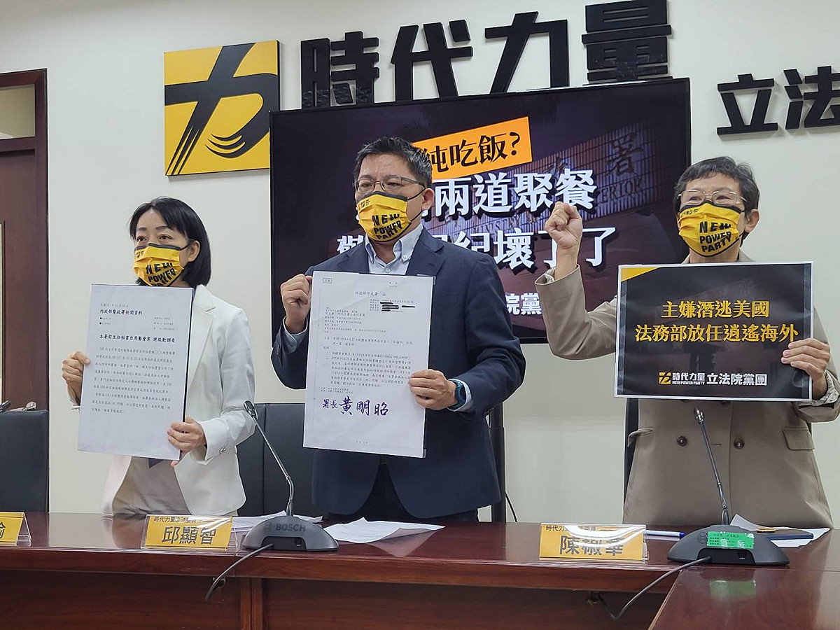 王婉諭、邱顯智呼籲決策委員總辭後，三人首合體開記者會，媒體追問辭職議題時，陳椒華離席而去，引發討論。 圖:陳佩君/攝