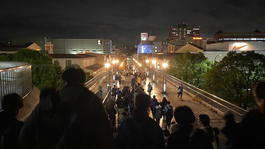 日本東京都八王子市「東京都立大學」南大澤校區下午傳持刀男攔路砍殺傷人事件，警方急忙疏散校園學生。 圖：翻攝@se_airrepman推特