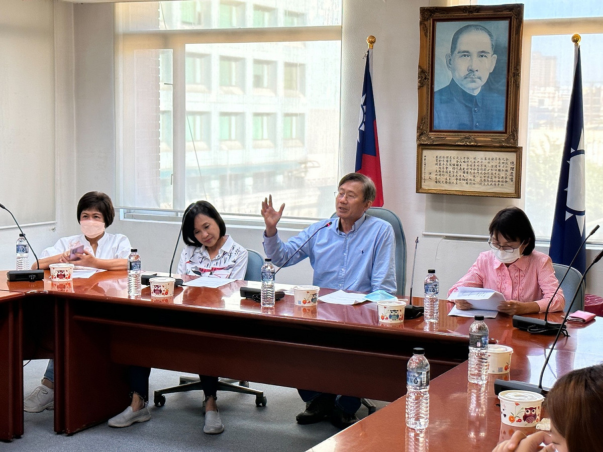 柯志恩(左二)出席當選議員座談會。 圖：國民黨高雄市黨部提供