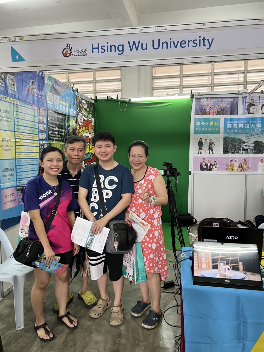 學生專程從梅里開車8小時來參加教育展，體驗虛實整合科技的魅力，希望就讀台灣學校的電影、數位、設計等科系。 圖：醒吾科大提供