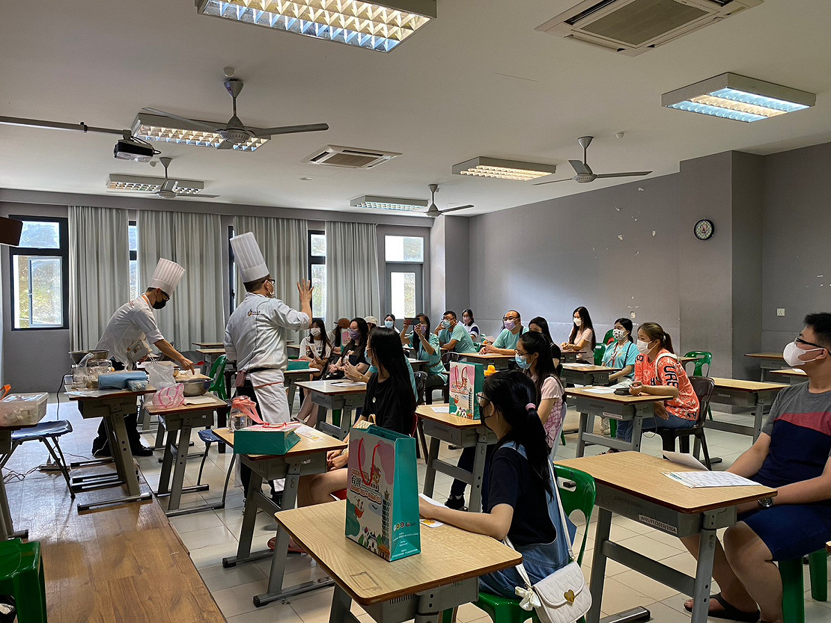 「特色學習小站」進行馬林糖實作教學，很多學生特地來教育展參與活動，顯示學生對此教育展的重視程度。 圖：醒吾科大提供
