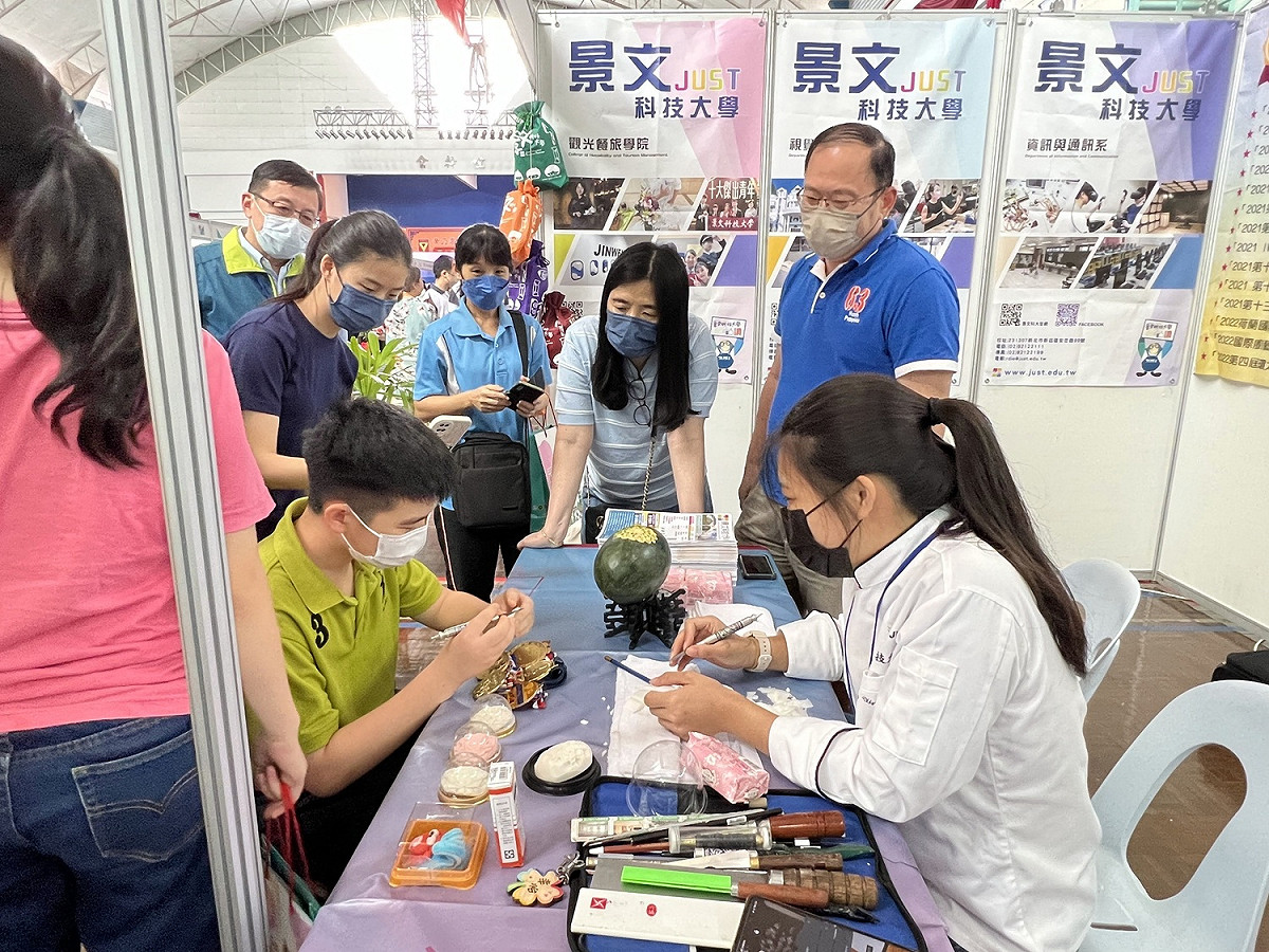 台灣學生親自示範及教學蔬果雕刻及鹽雕，讓現場同學體驗享受手作樂趣。 圖：醒吾科大提供