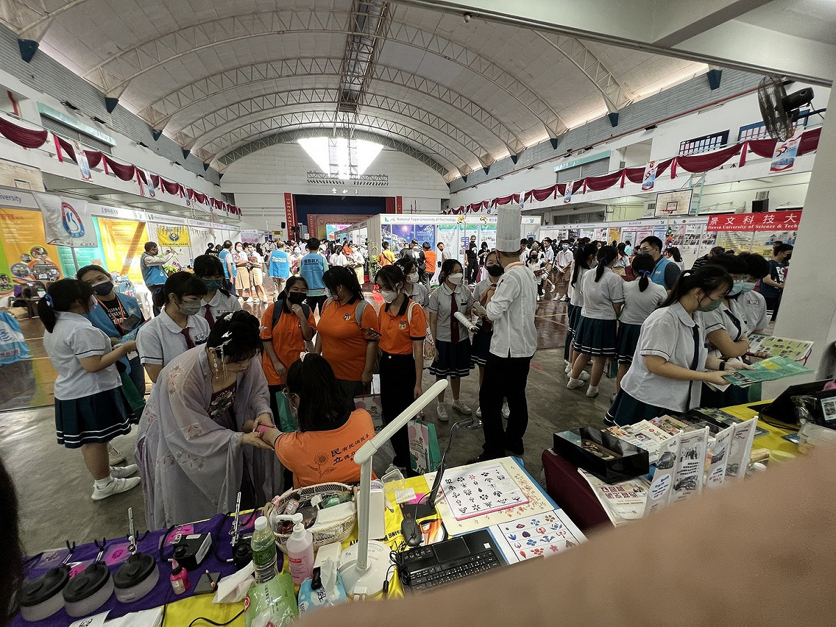四面八方前來的學生，積極詢問台灣各校的相關資料，也很開心能有這次體驗的機會。 圖：醒吾科大提供