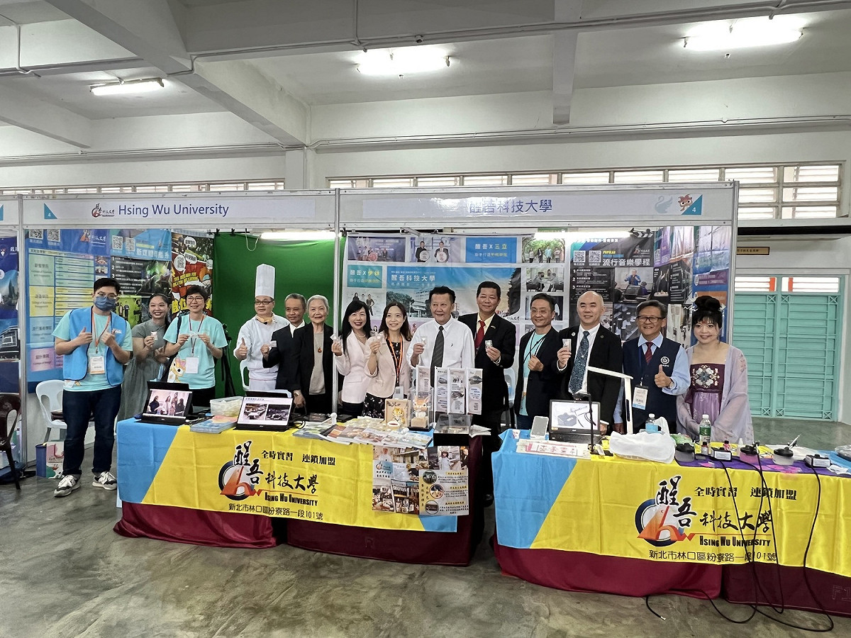 黃乃裳中學署理董事長拿督錢本統參展動態特色展示區。 圖：醒吾科大提供